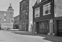 20698 Gezicht op de voorgevels van de huizen Visschersplein 4 (rechts van het midden)-5 te Utrecht met op de ...